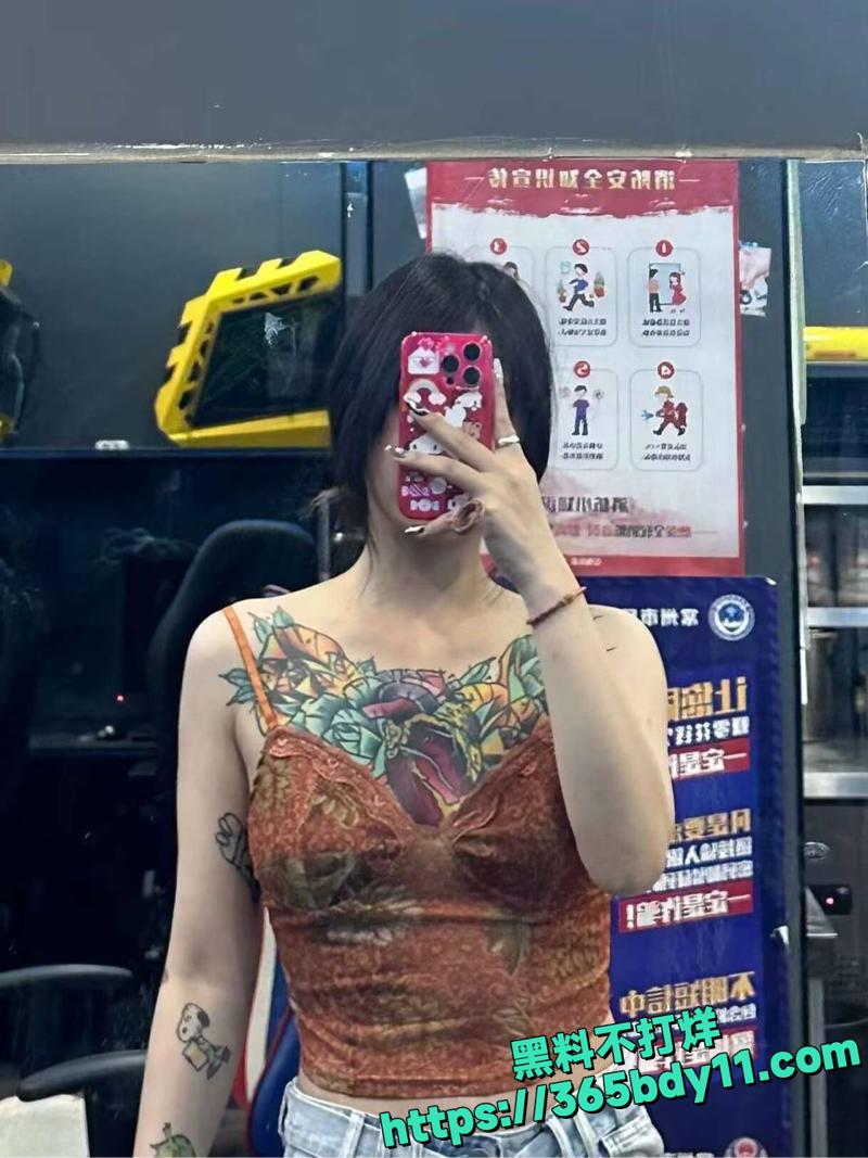 新疆花胸纹身女做爱抵债5