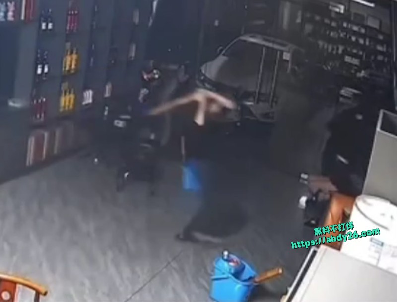 店里偷情被原配抓奸
