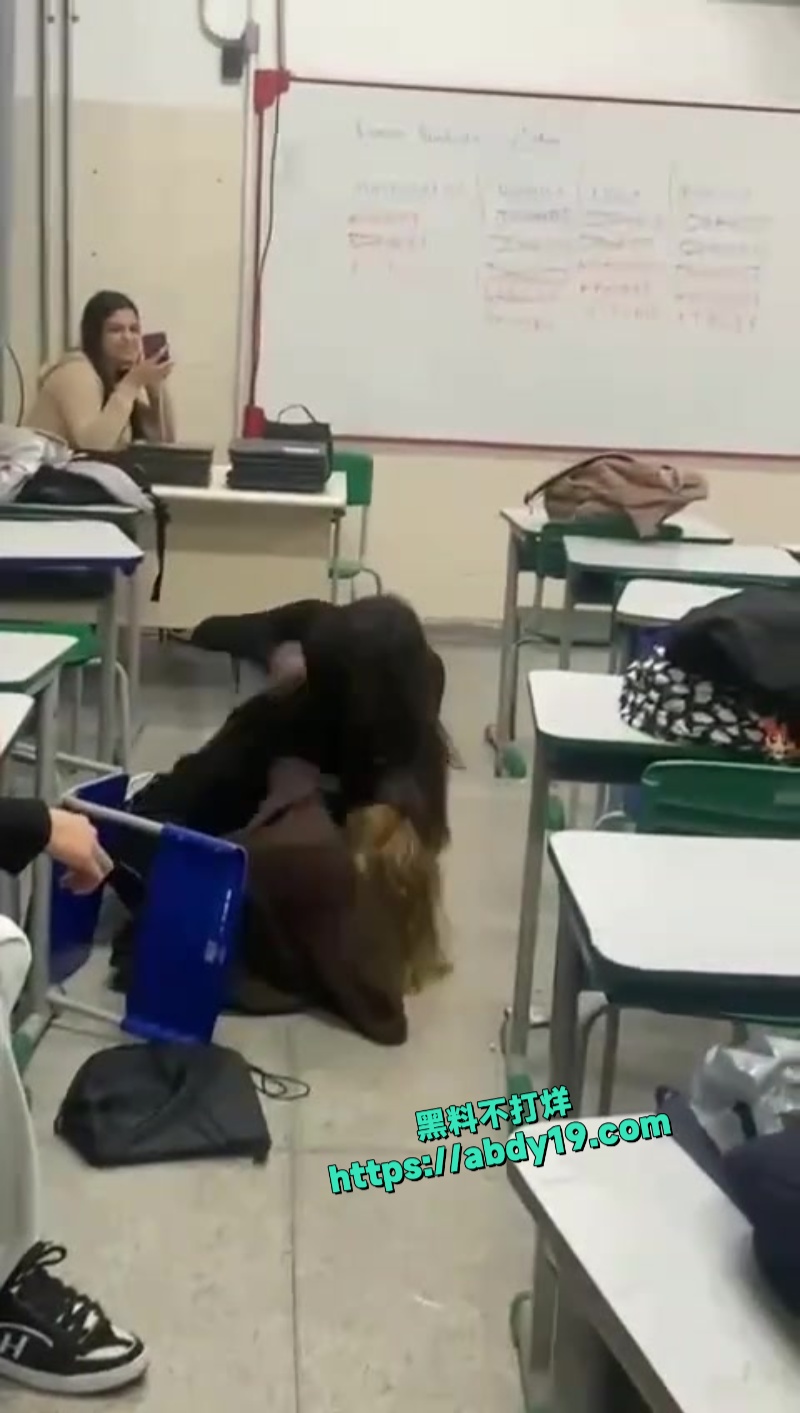 外国女生课堂打架视频在网络疯传 4