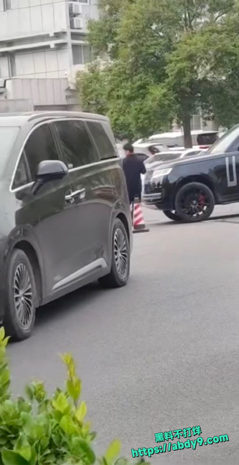郑州花园路持刀男威胁群众1