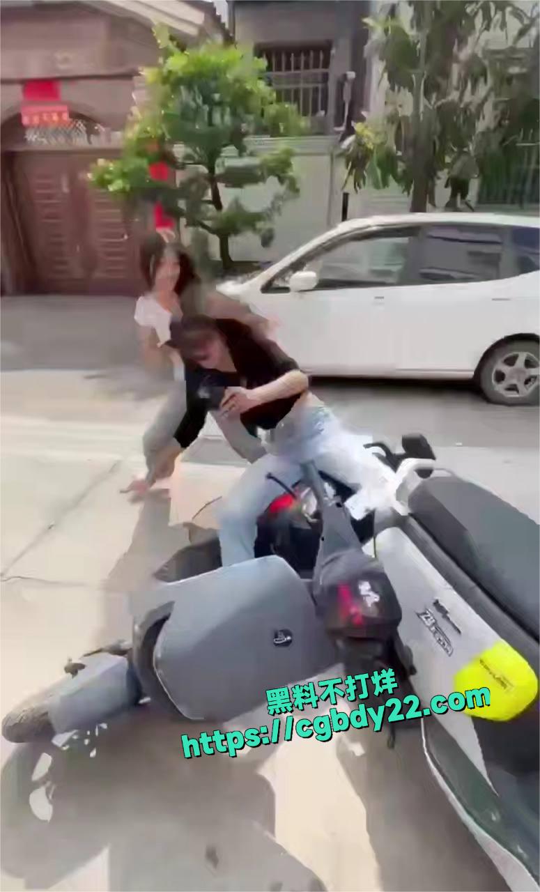 长发美女街头暴打小三1