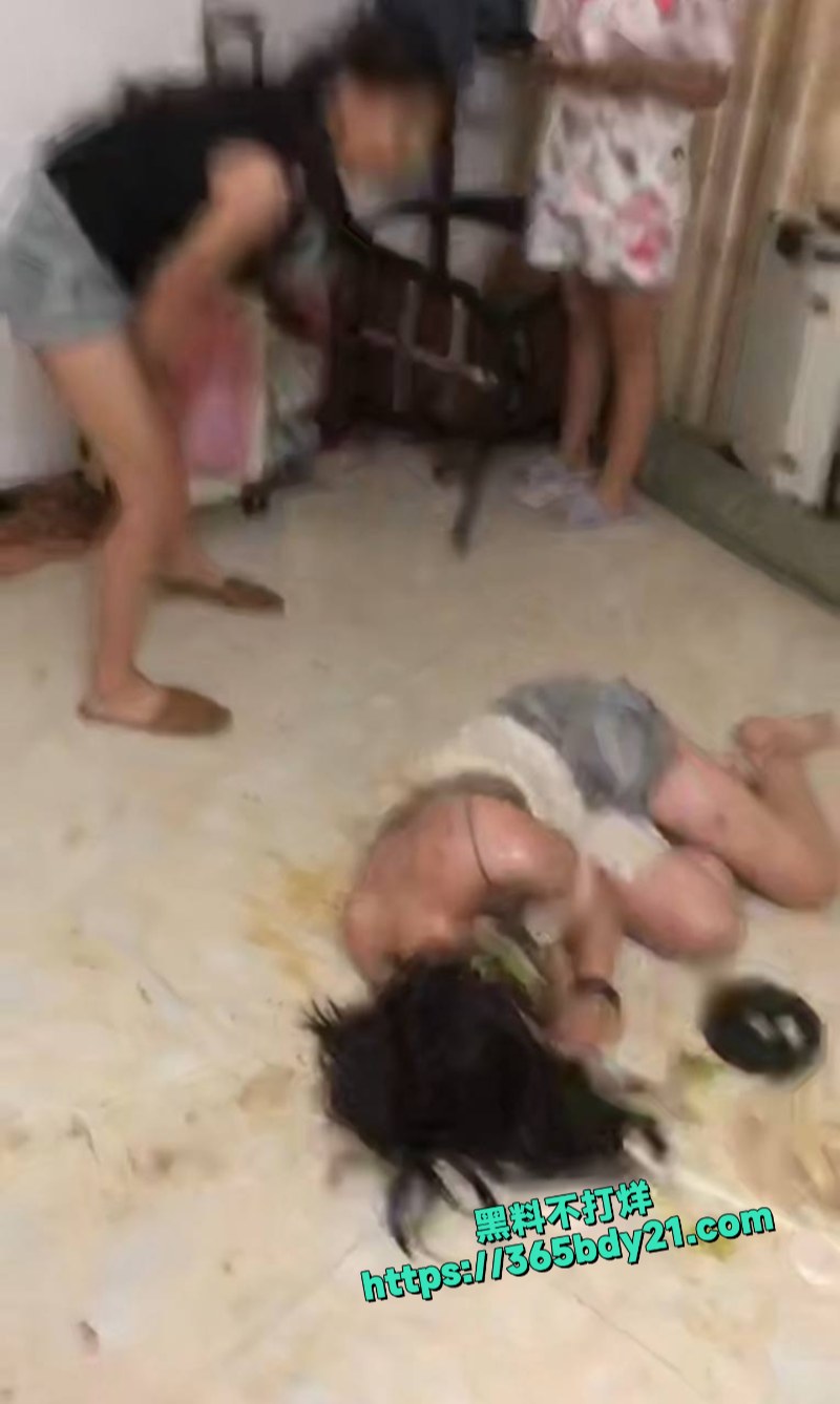 两广地区一群精神小妹房内狂殴小姑娘 8