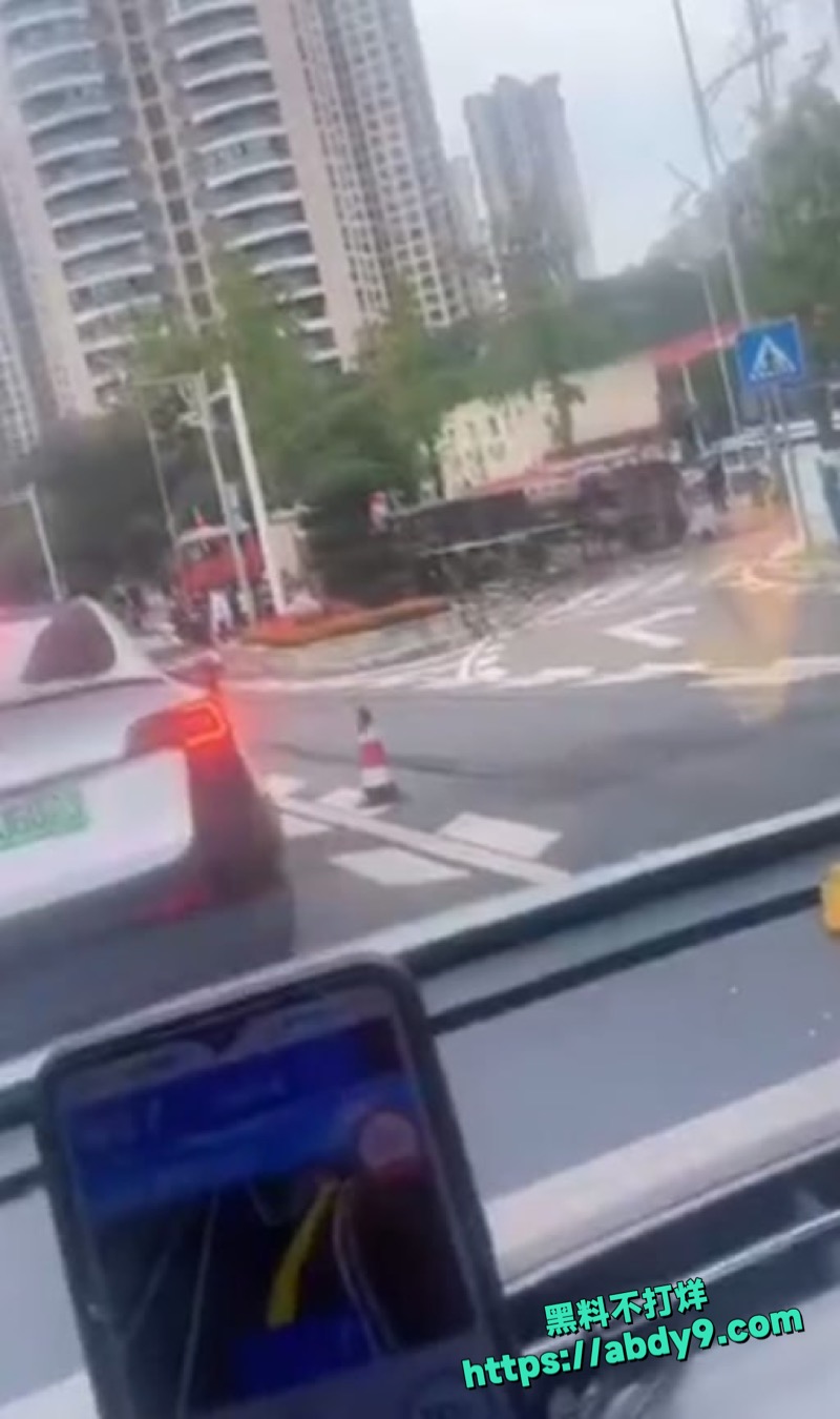 重庆巴南李家坨渣土车侧翻6
