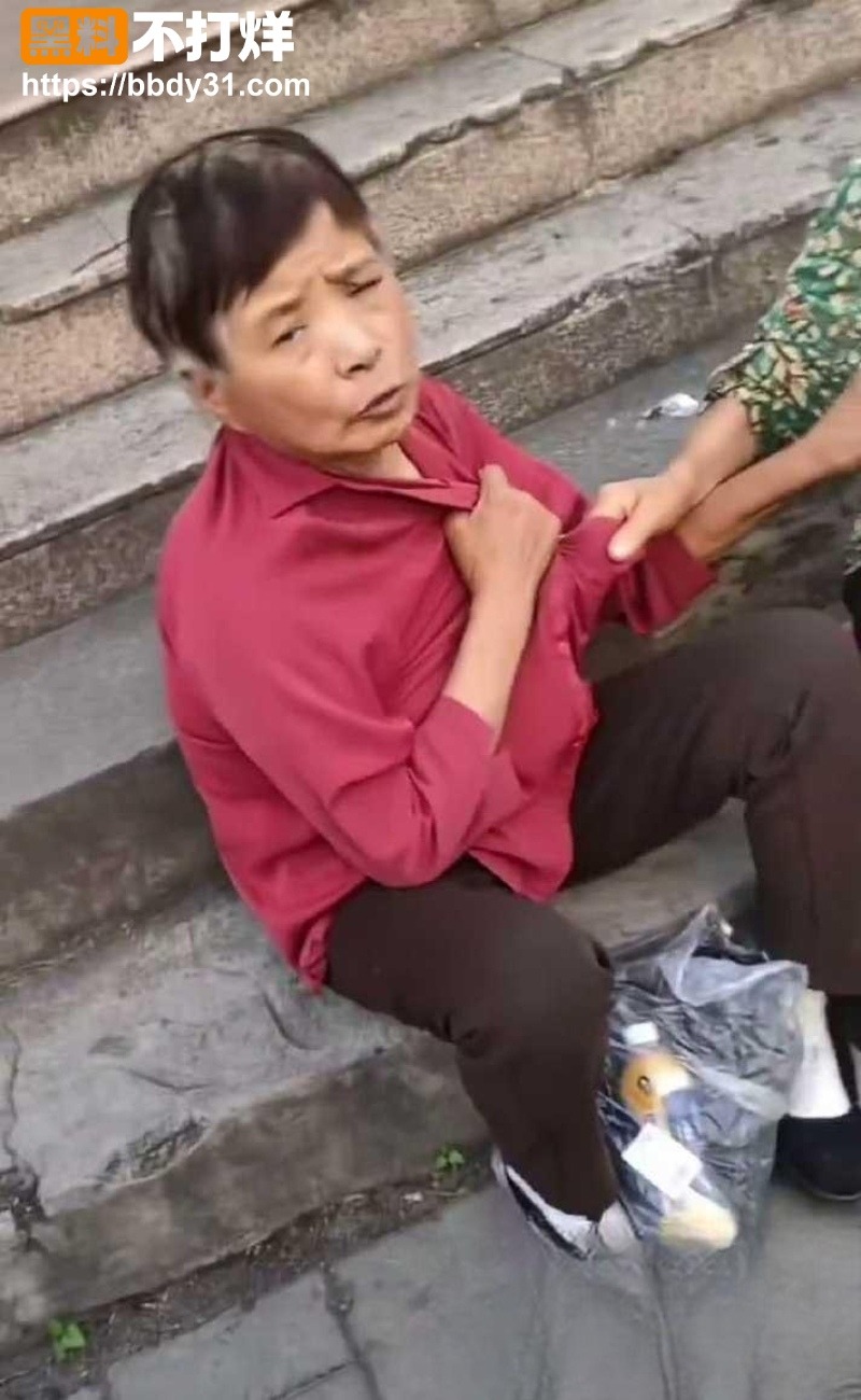 中国大妈为塑料瓶街头互撕拽衣领1
