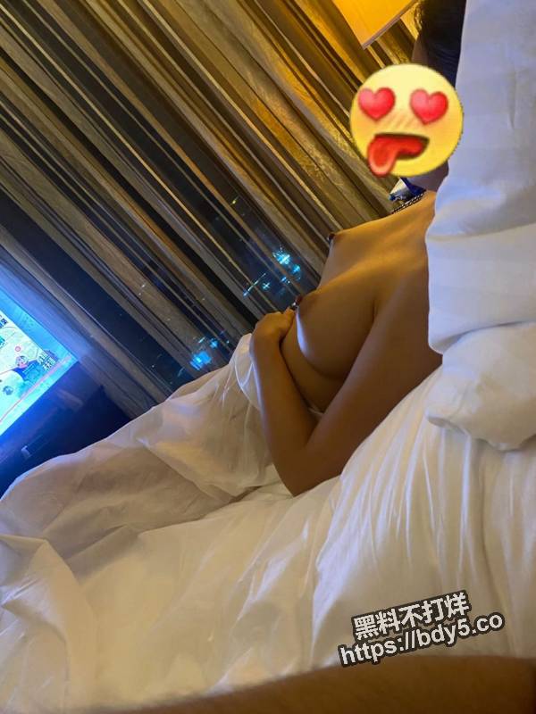 骚货情人到酒店开房.jpg