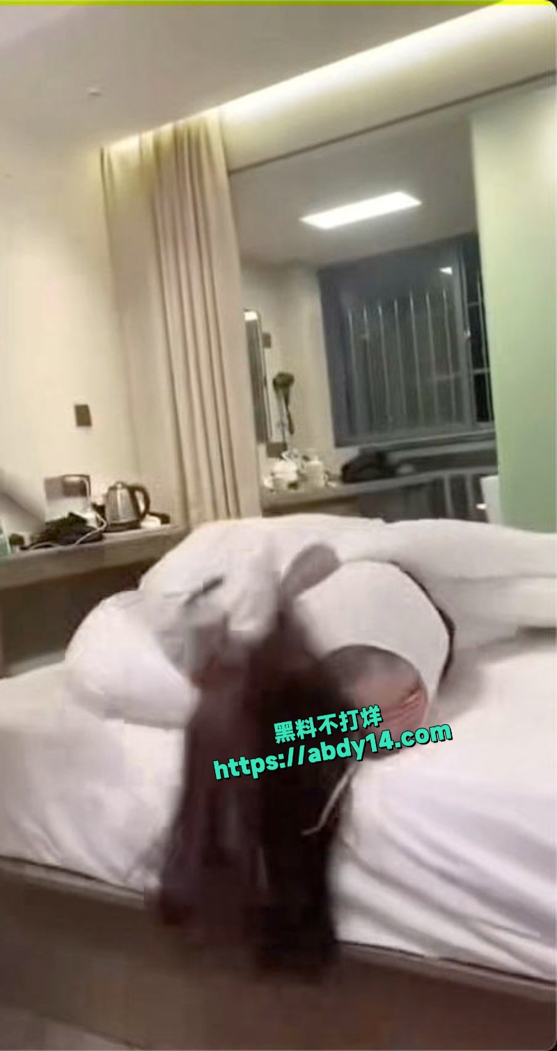 精神小伙皮带鞭打女友 12