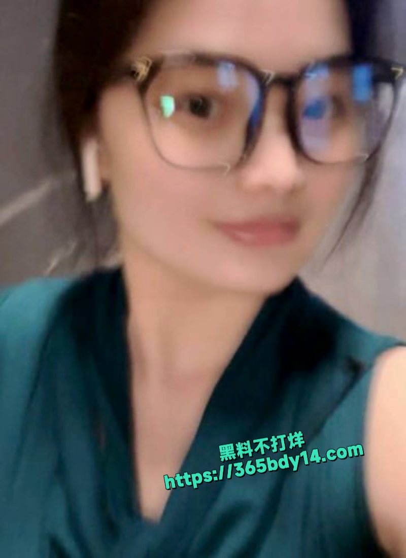 天津性感少妇何晓兰约健身教练在家玩双龙戏凤1