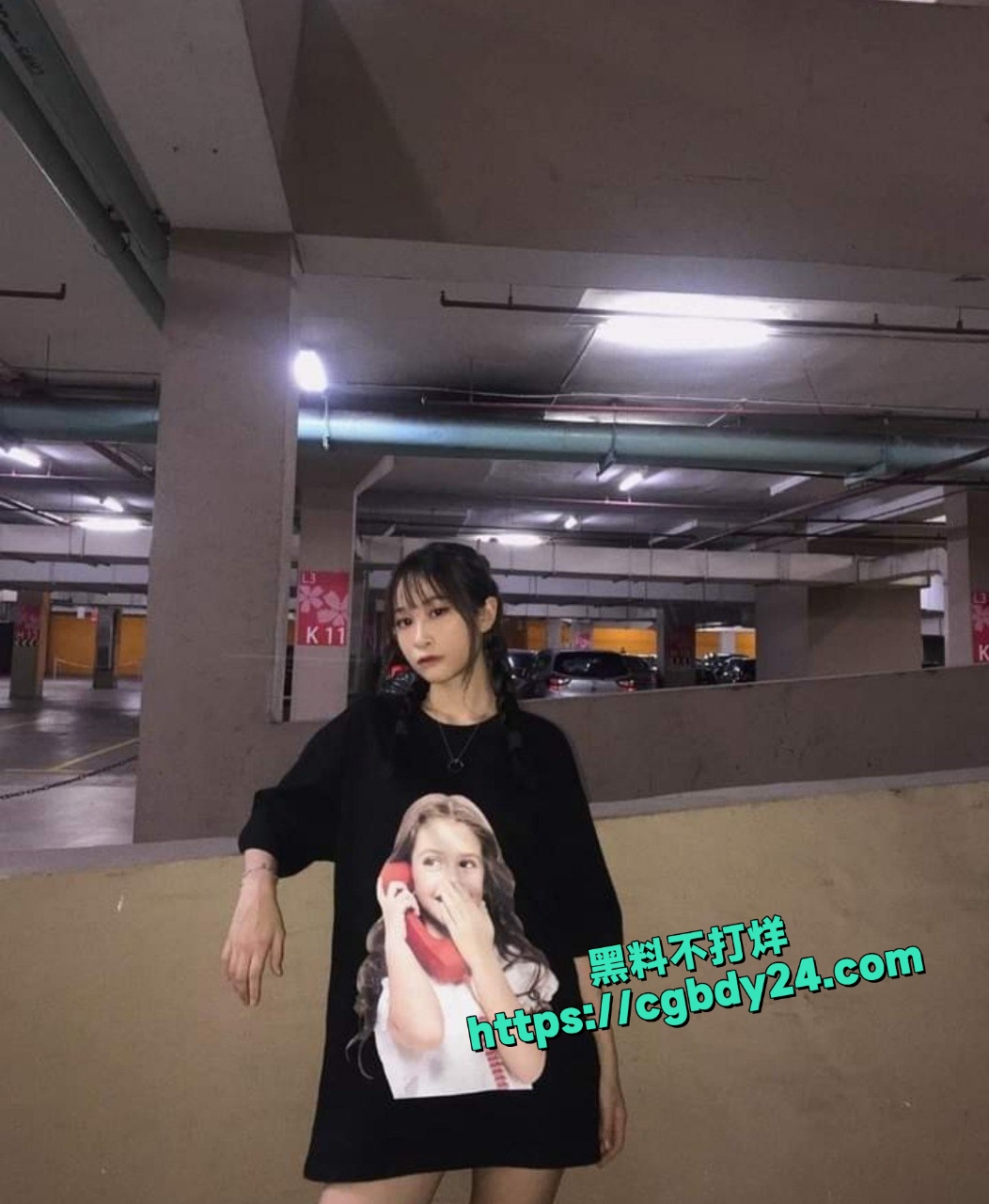女大学生静宜与男友自拍的露面口交视频和后入做爱视频被外流了出来1