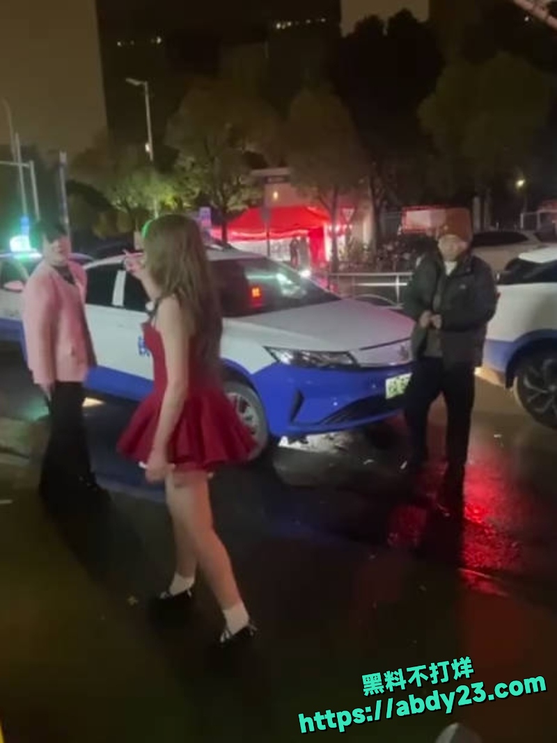 武汉红裙子女生怒怼男友3