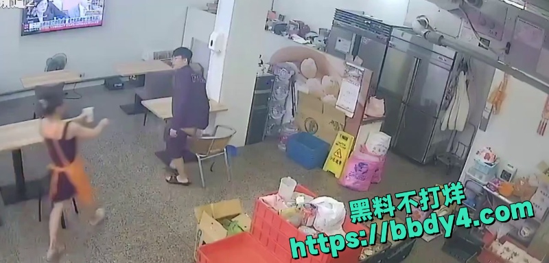 台湾一男子跑豆浆店里撸管  2