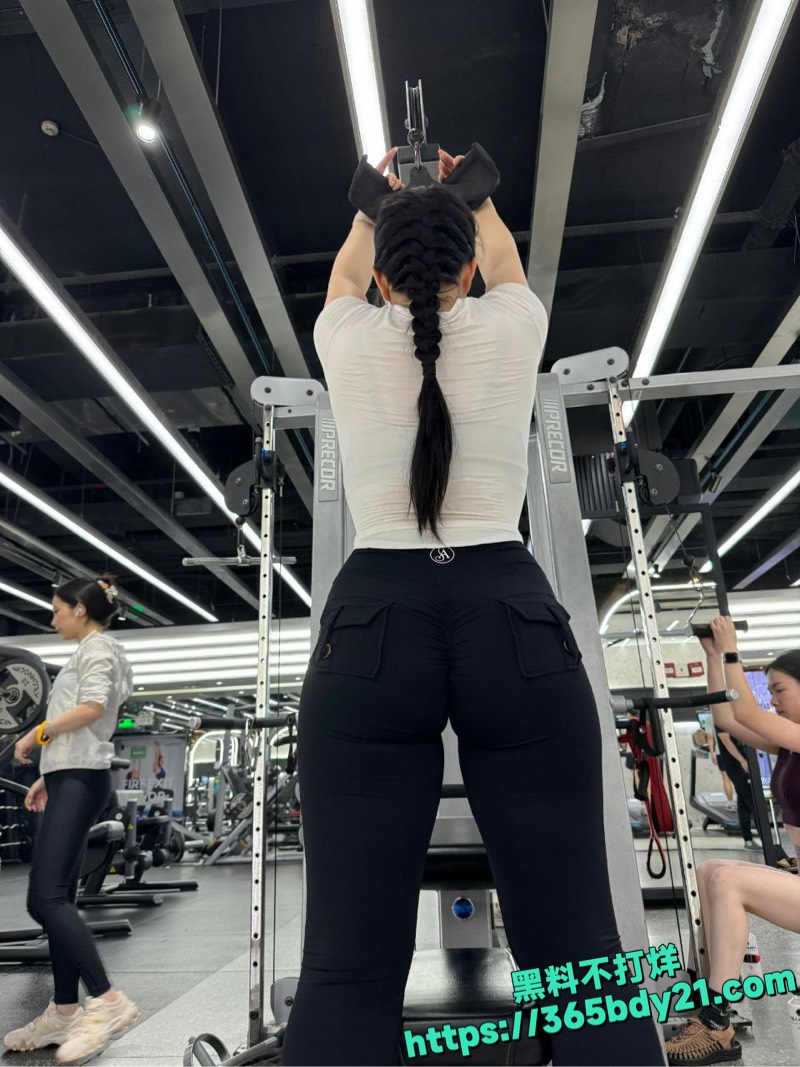 健身翘臀女大学生的日常7