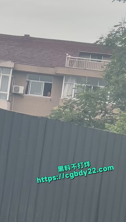 在家做爱不关窗户 女子疯狂骑乘摇摆遭路人偷拍网络疯传2