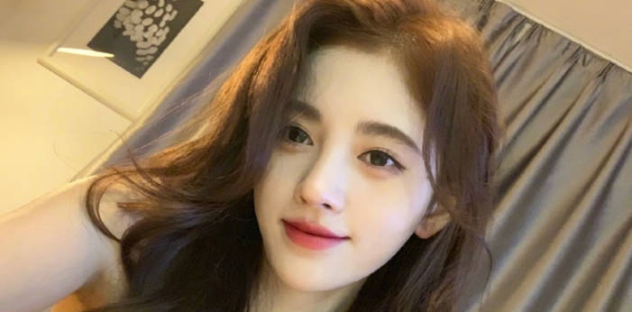 国产的牛逼狠人 一位女子撅着自己的大白屁股 被自己的黑狗后入