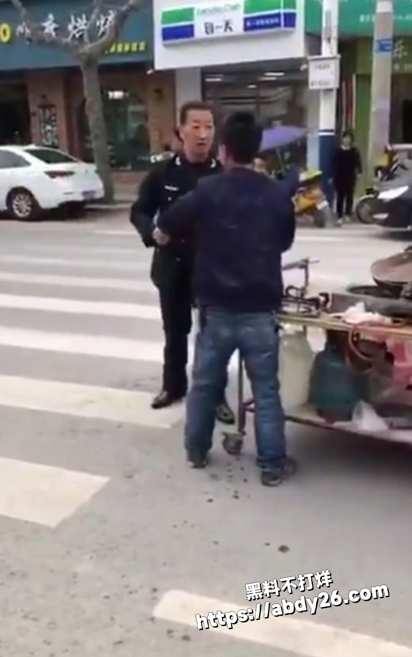 仗着自己的那一点权利当街殴打小贩2