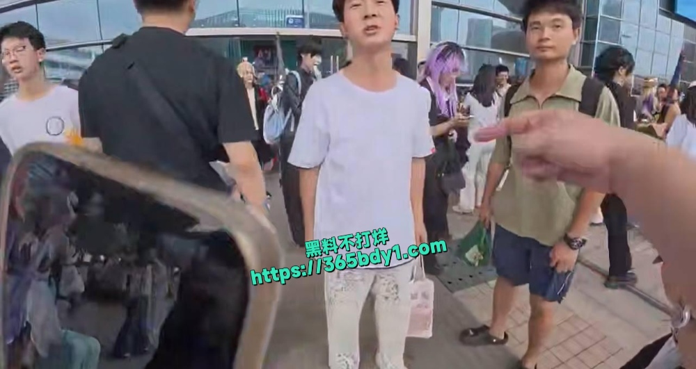湖北武汉漫展男子揭露卖笔骗局4