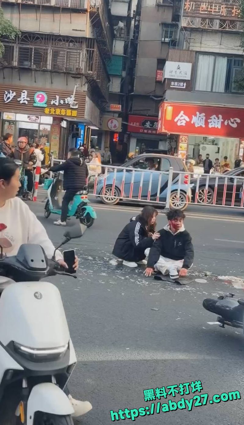 精神小伙带女友飞车撞人事件4