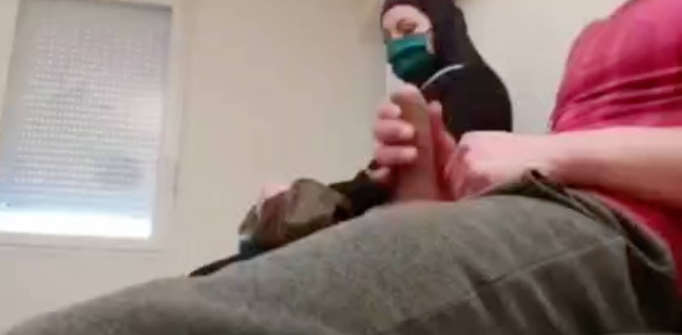 穆斯林女性看到小伙打飞机 情不自禁搭把手