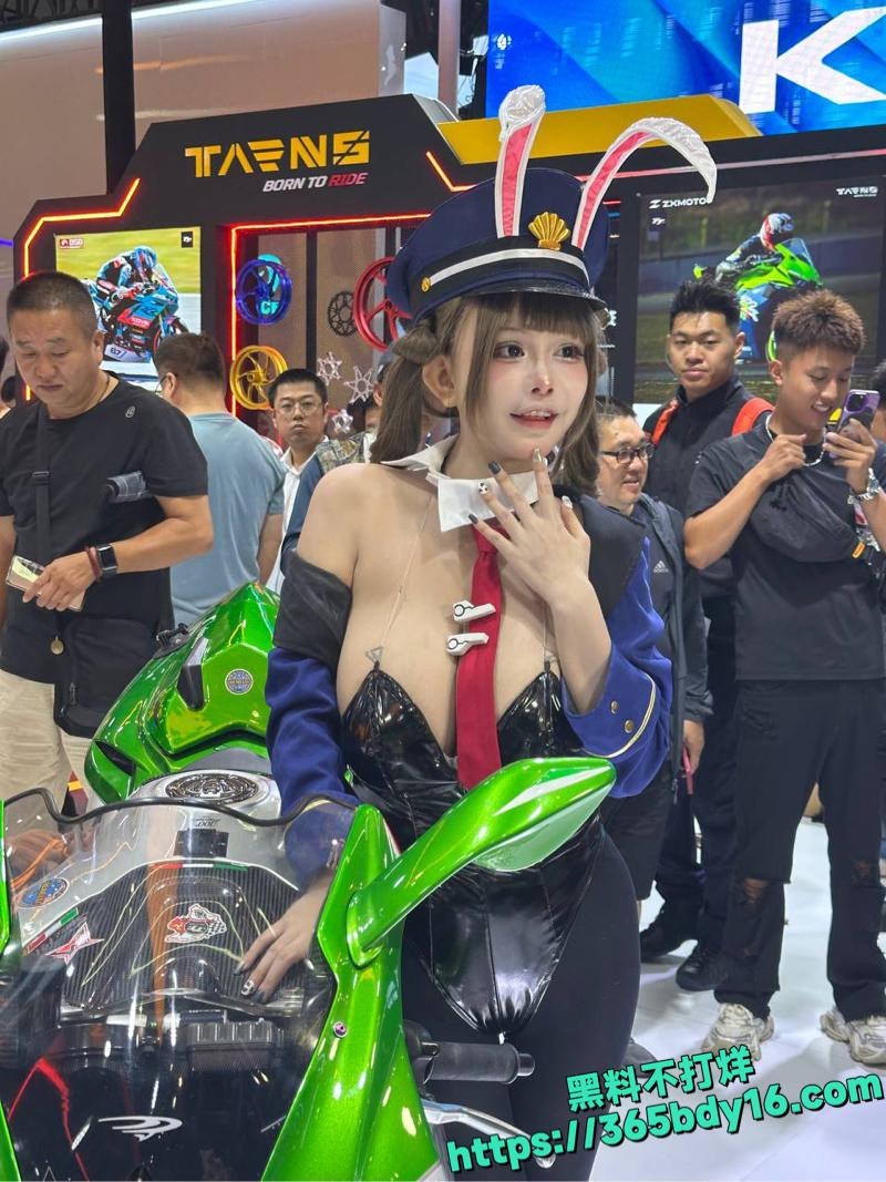摩托展主办方请鸡当模特25.