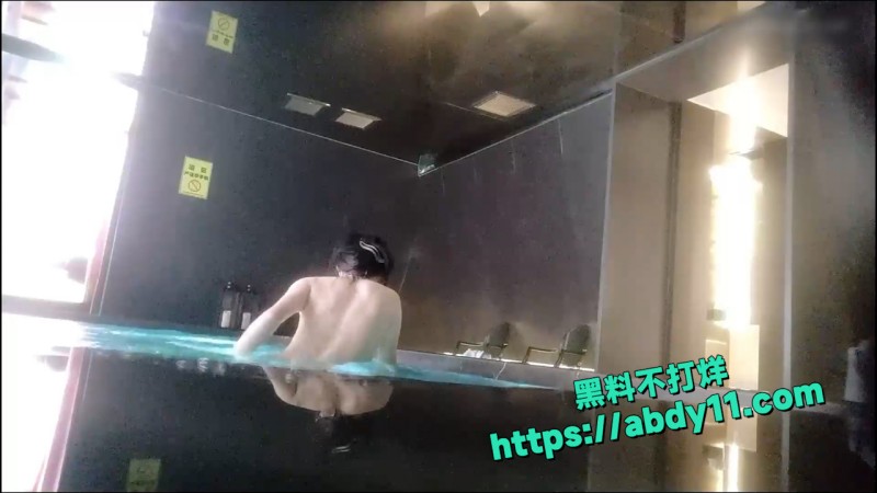 洗浴会所偷拍浴池里聊天的两姐妹 16