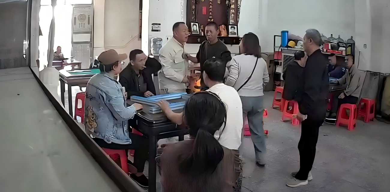 湖南邵东村麻将桌前惊魂一刻 争吵升级菜刀砍人 监控揭恐怖瞬间