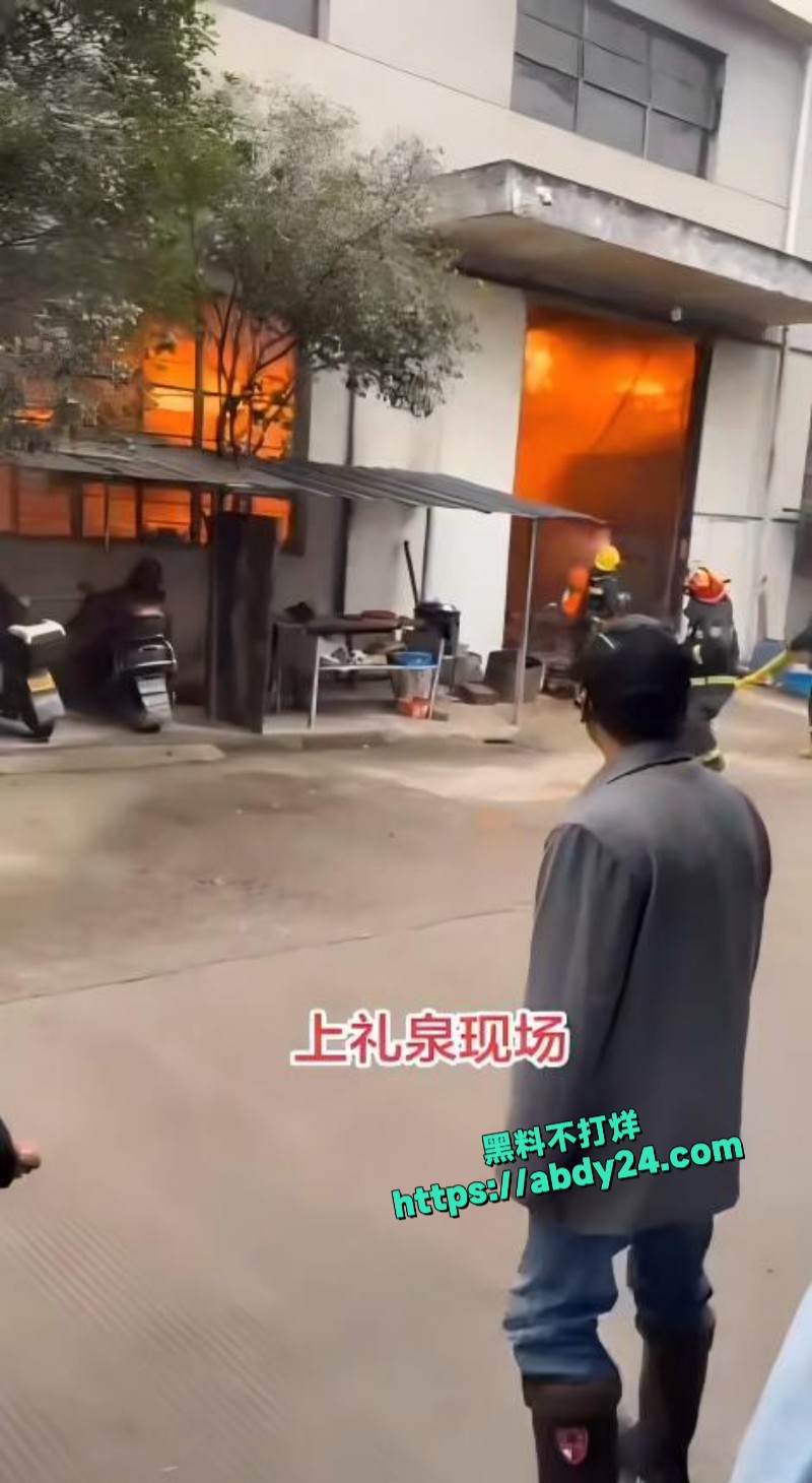 上礼泉家电仓库货物着火1