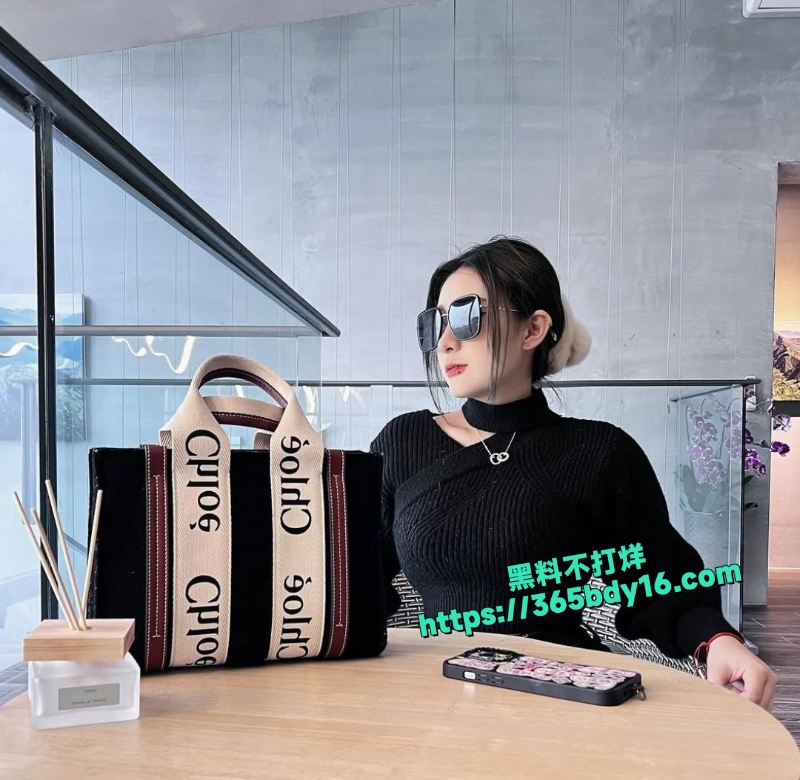 在社交媒体上坐拥6000粉丝的极品高颜值爱狗人士小若5