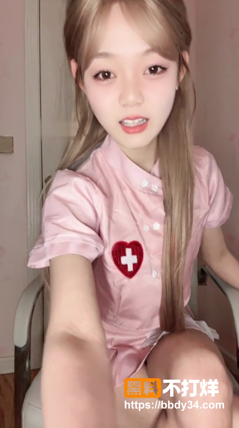 楚楚美腿护士姐姐露脸足交1