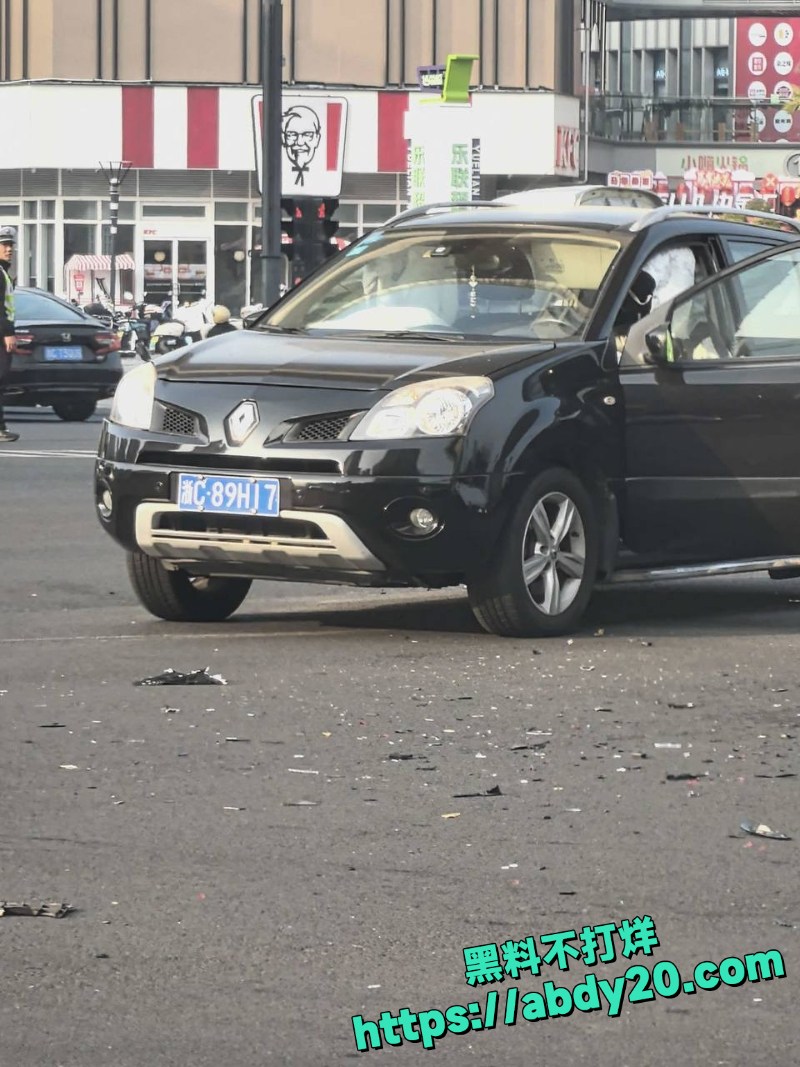 中金汇路口极氪闯红灯撞车4