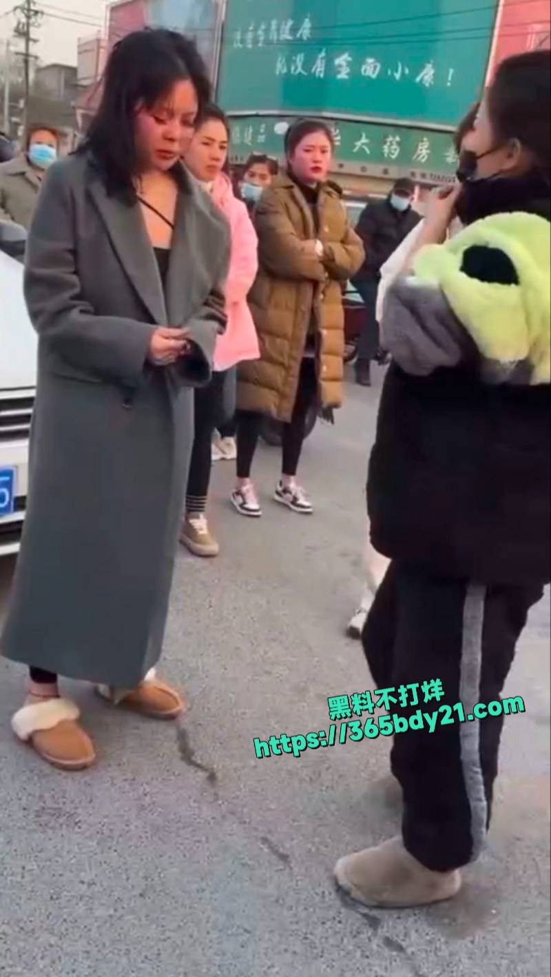 原配街头手撕小三现场曝光头发被剪当众社死 2