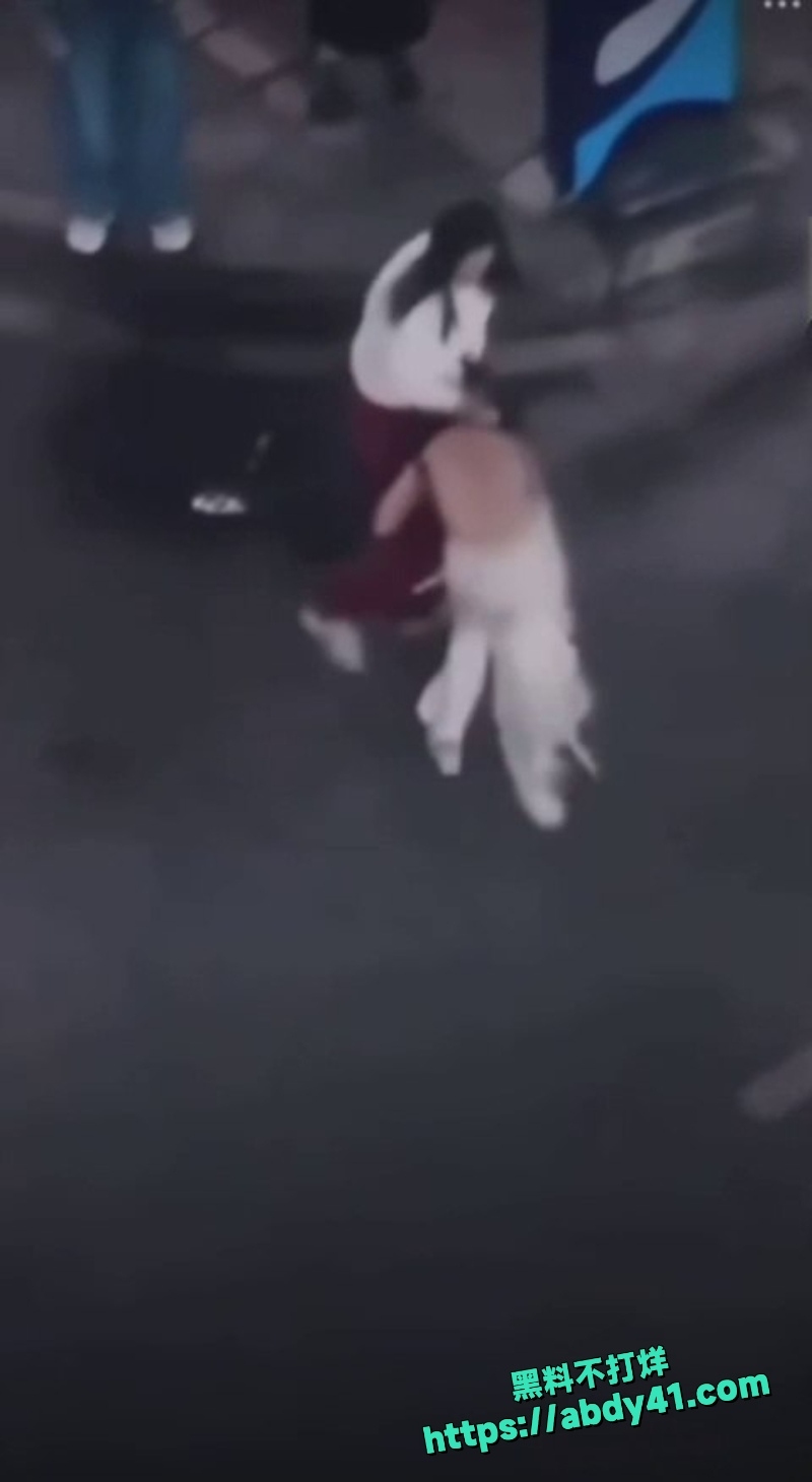 潭万豪街头抓小三衣服撕尽 6