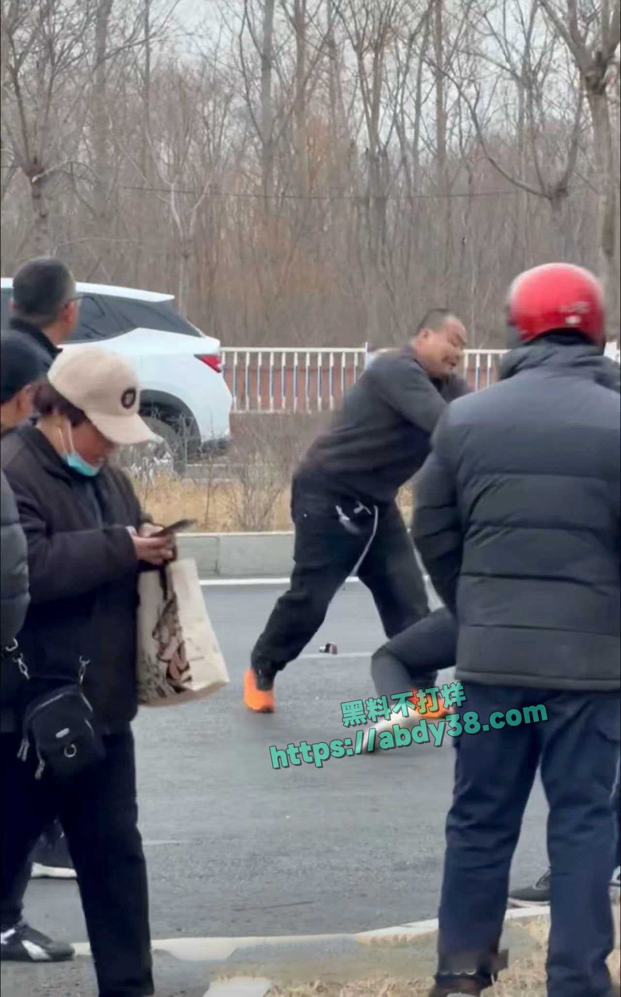 河北阿那亚门口斧头砍人事件 7