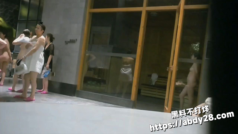 高档洗浴中心偷拍3