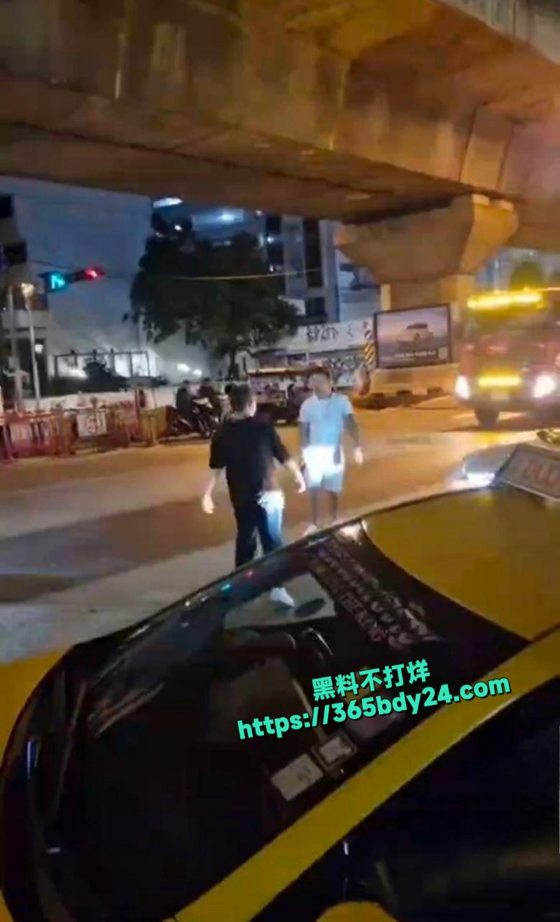中国男子喝醉酒给泰国人下跪1