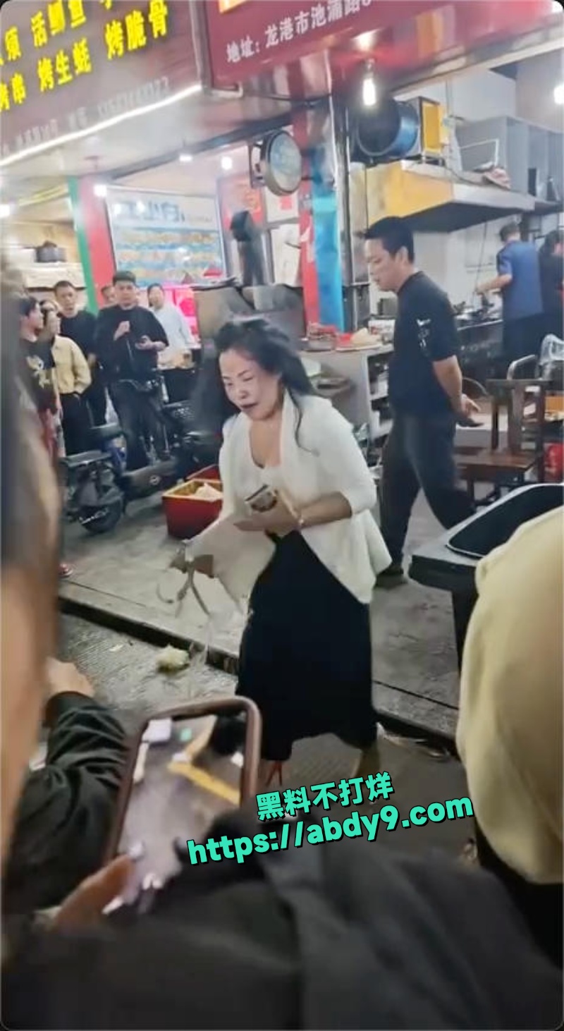 温州龙港池浦路街头抓小三视频曝光 8