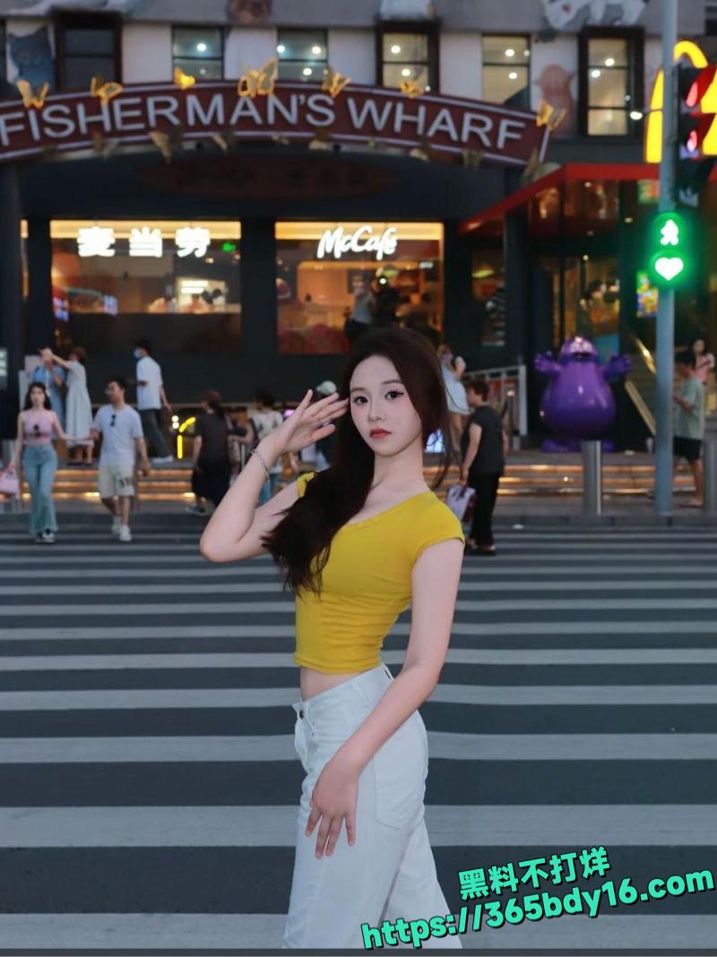 大一清纯妹子学长爆操视频16