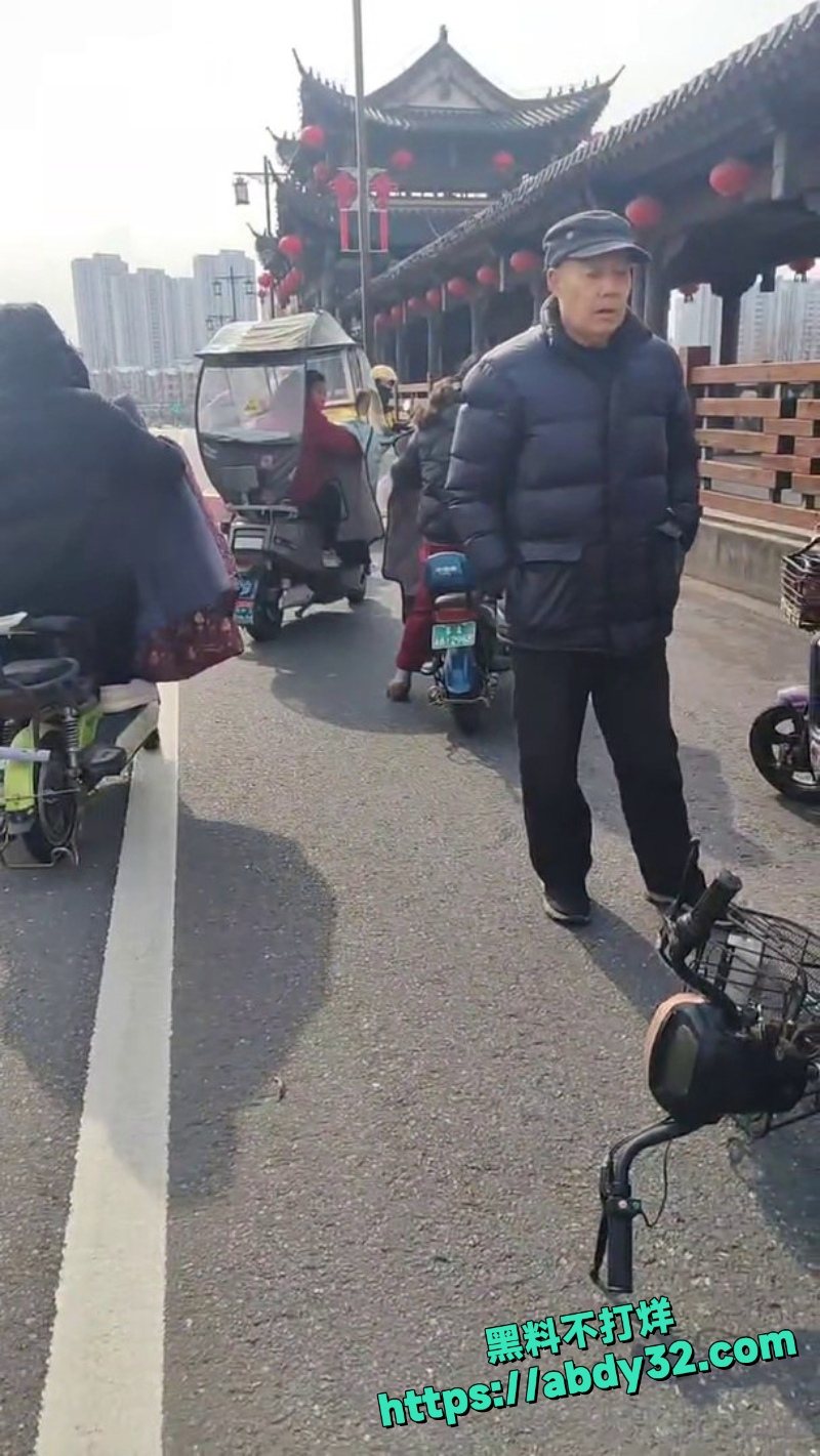 年轻男子追尾老人起争执2