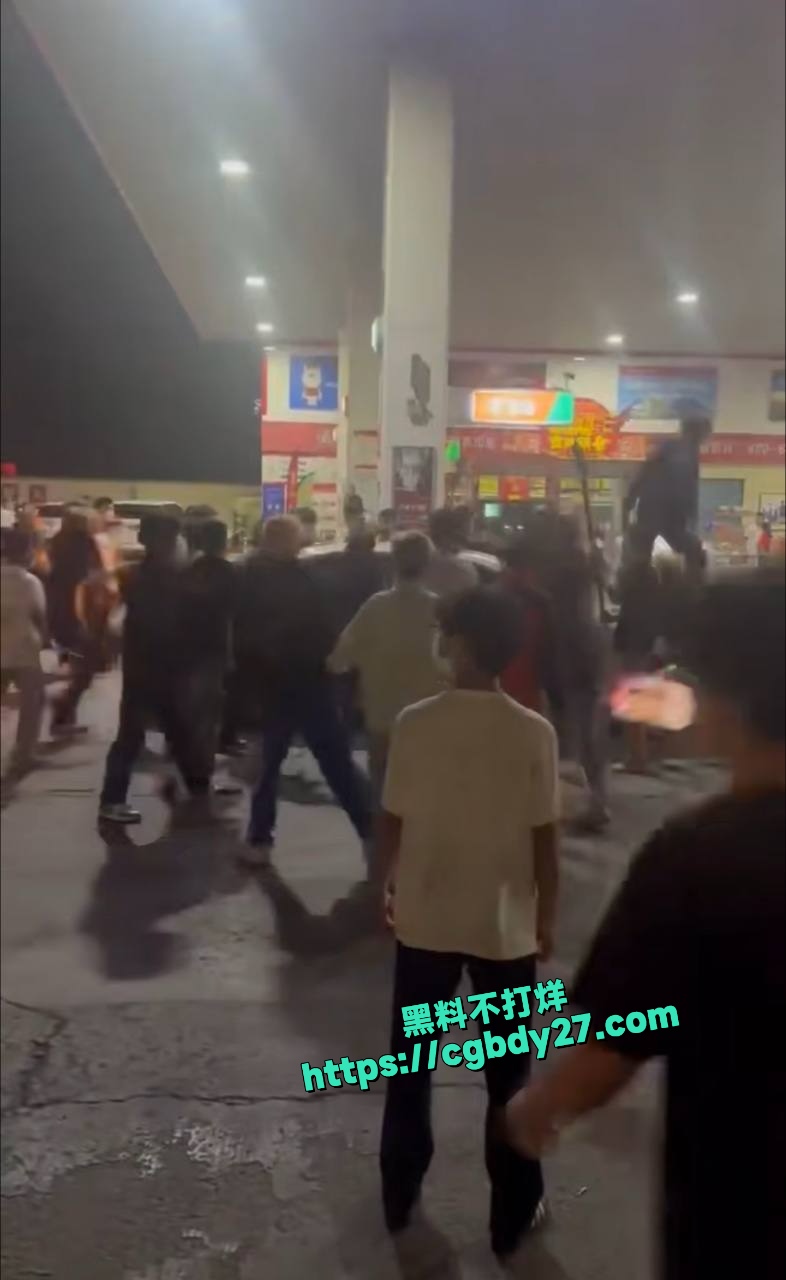 山东一群黄毛精神小伙打架砸车4