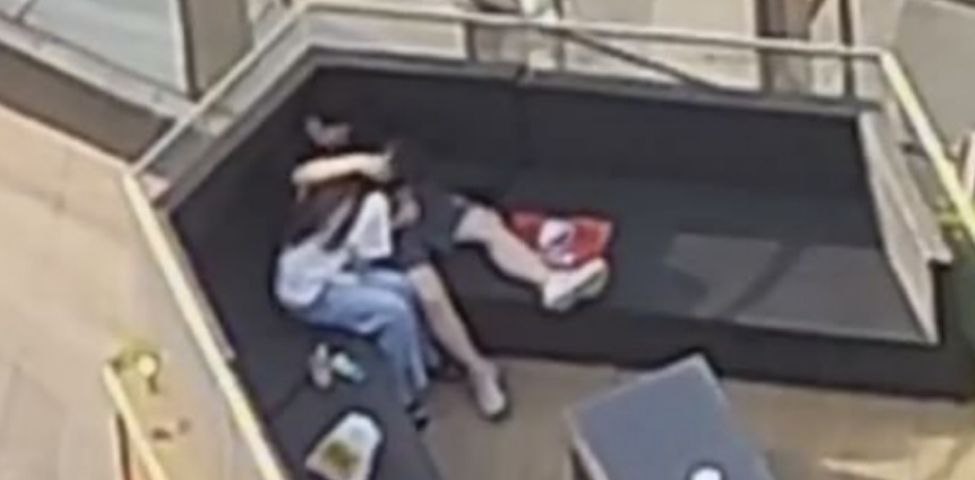 北京工业大学 小情侣在体育馆露天场地 上演活春宫 乖巧女友给男人口爆