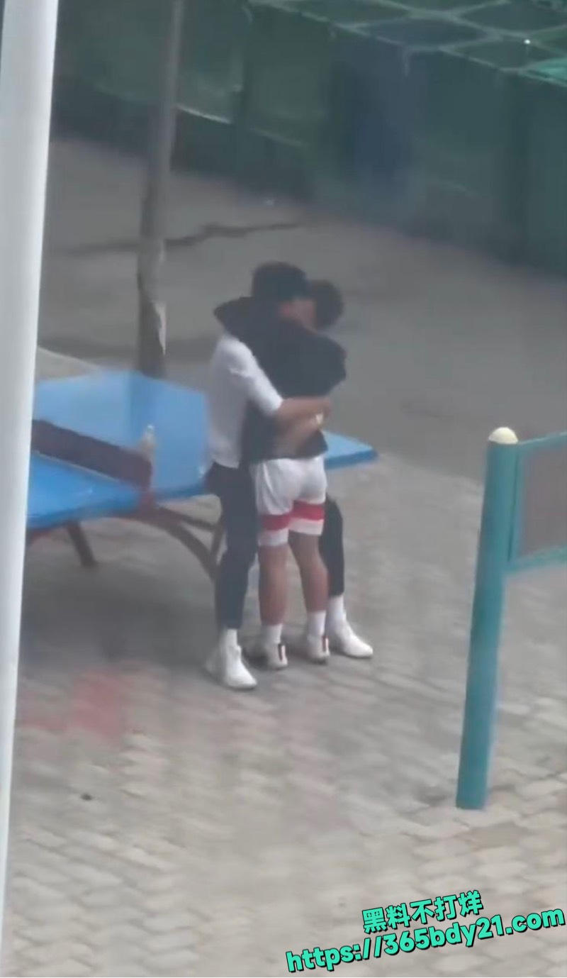 学生光天化日亲热视频1