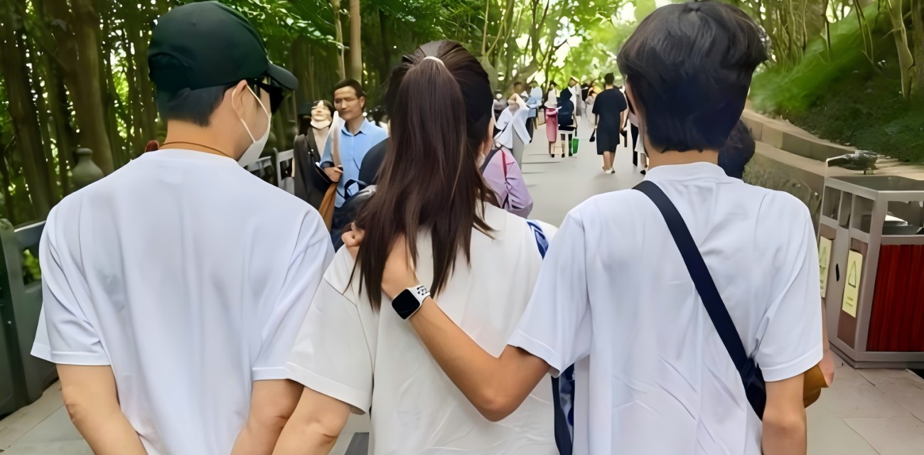 办公室惊魂 黑桃夫妻桌下口交被发现 老公后入 帅哥口爆 酒杯接精液太炸裂