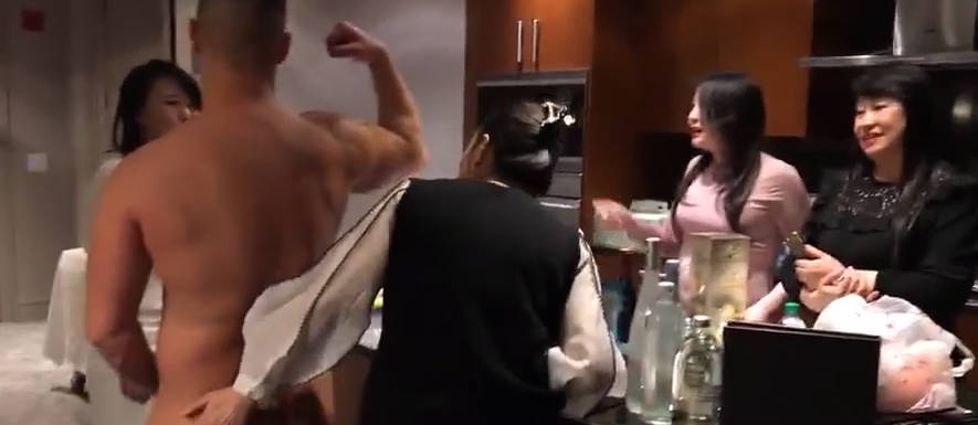 一群有钱老娘们集体上猛男 淫趴围攻肌肉男榨精大战 富婆欲望释放