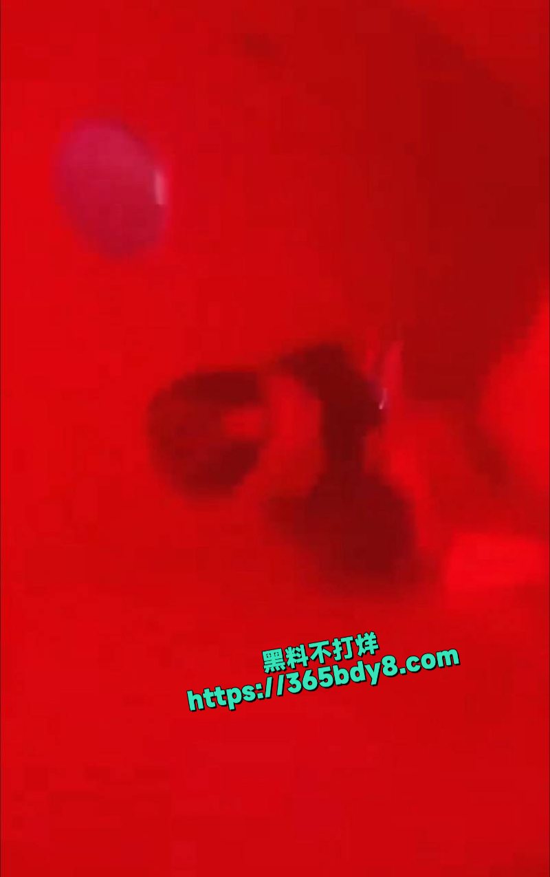 酒吧厕所干起来了叫那么大声4