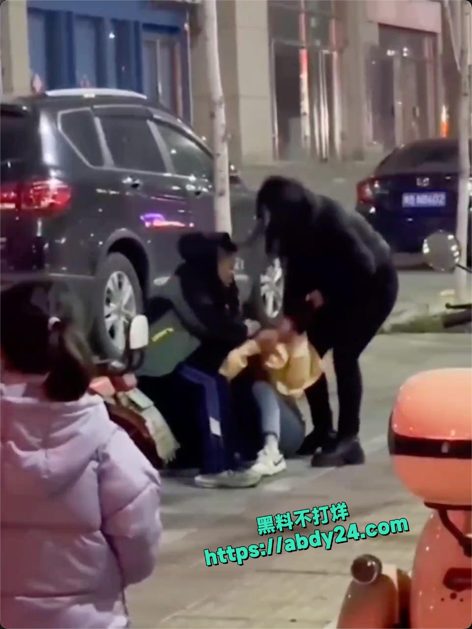 山东青岛汽车站硬核捉奸视频 10