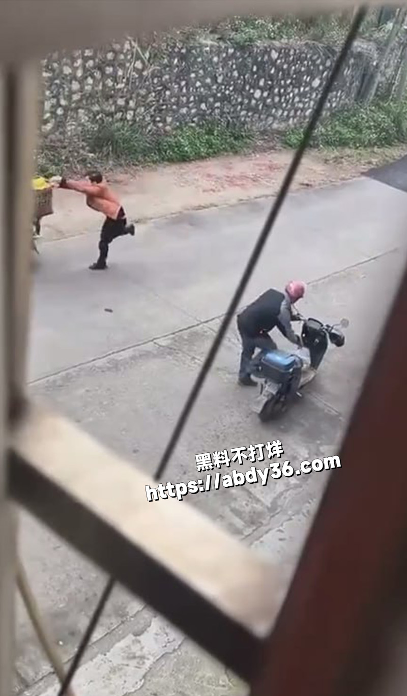 路怒症小伙大发神经.jpg6