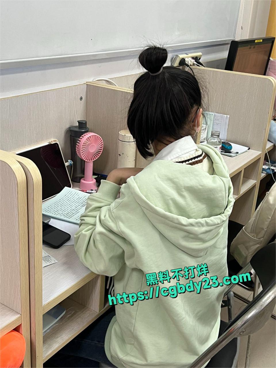 清纯腼腆的眼镜妹大学生3