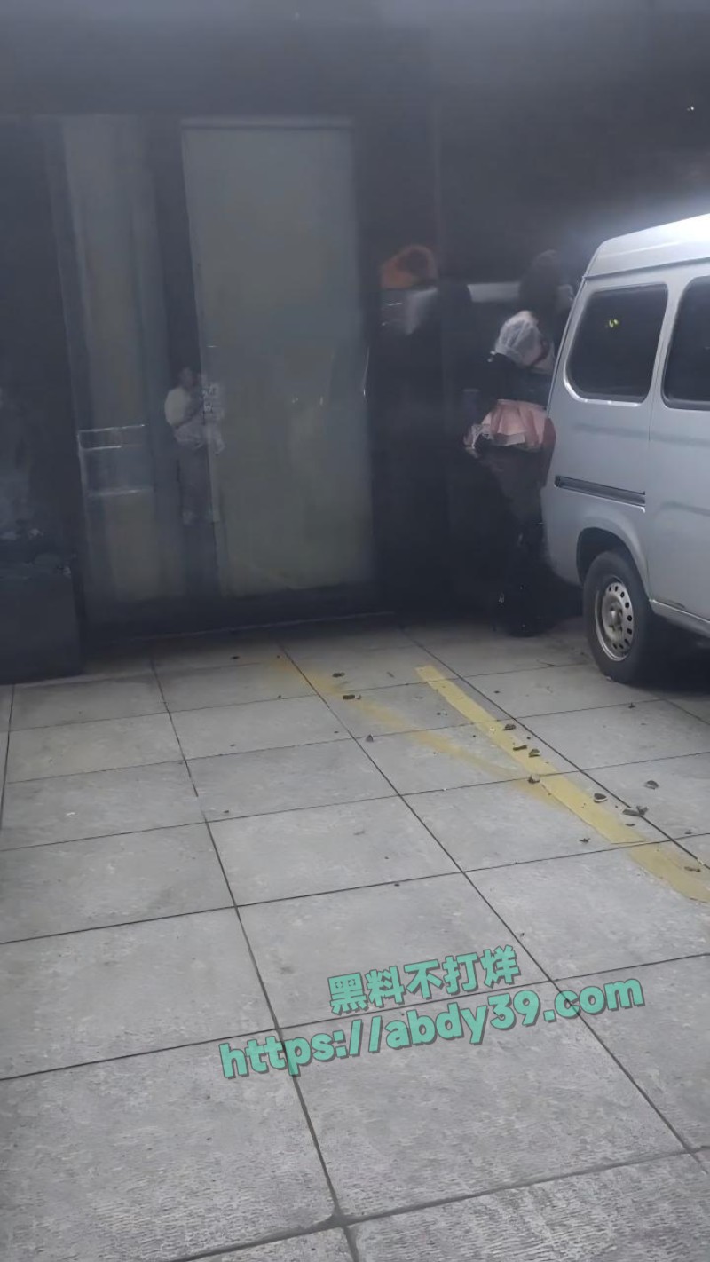 路边偶遇做任务的母狗