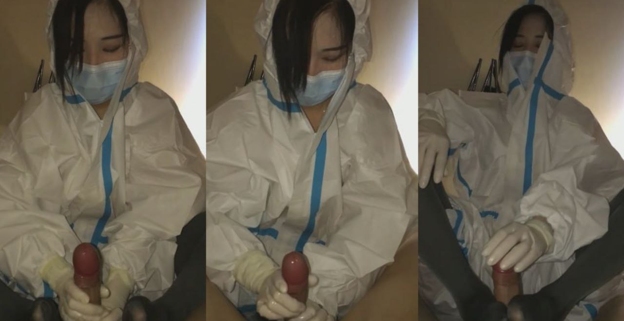 风骚女护士为了病人身心健康亲自上门为病人提供榨精服务！小手配黑丝直接拉满！
