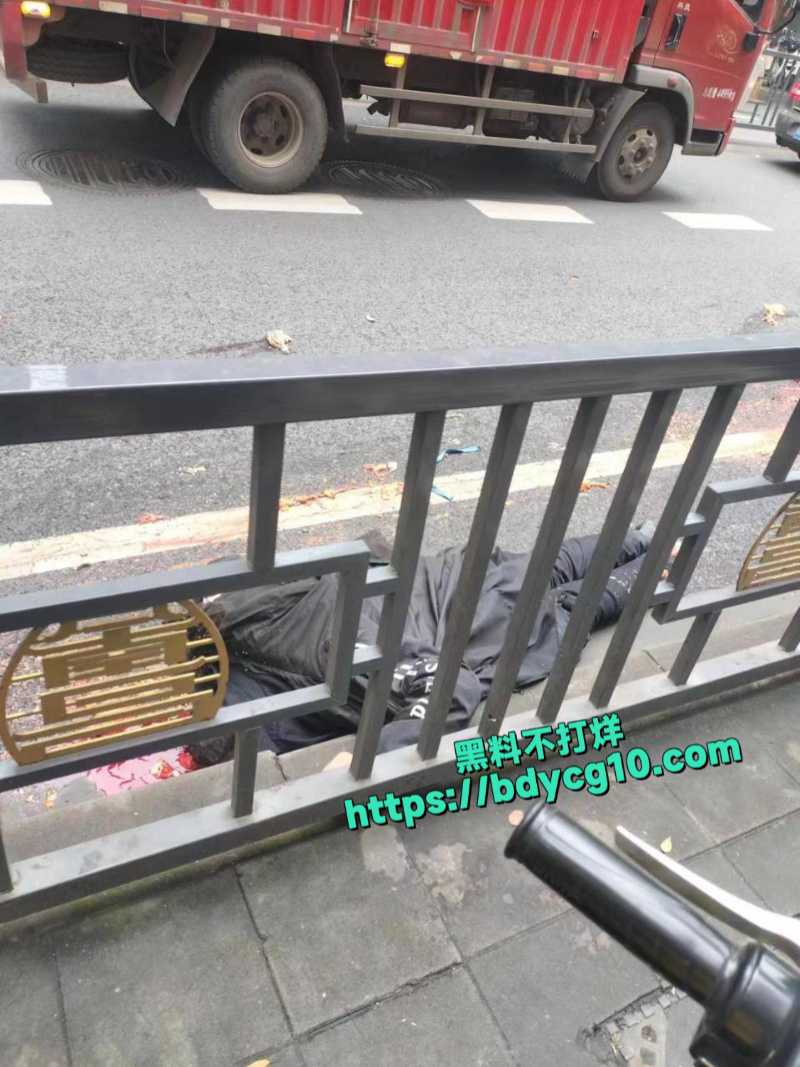 江西南昌公交车失控撞人1