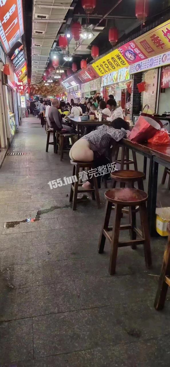 网传成都美食街被下药，当街脱裤子