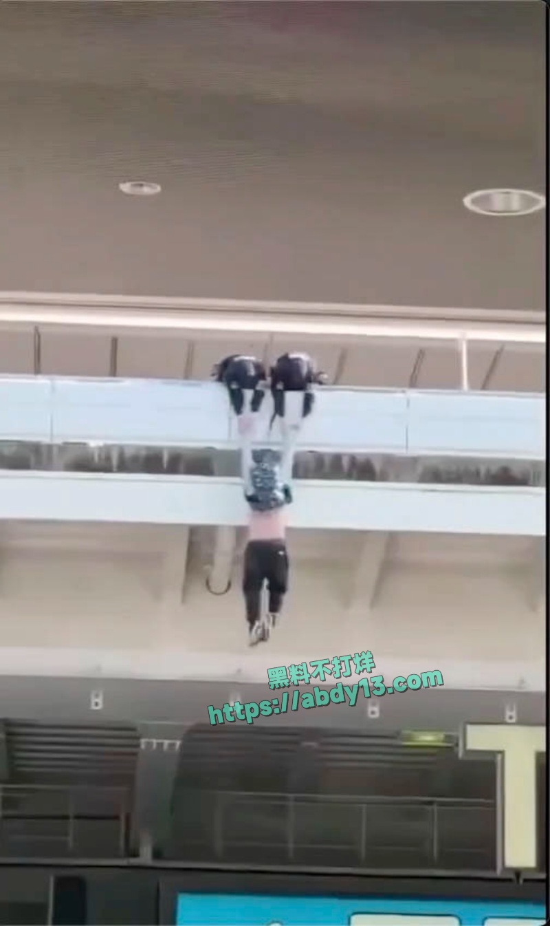 中国男子日本大阪关西国际机场第一航站楼坠楼 6